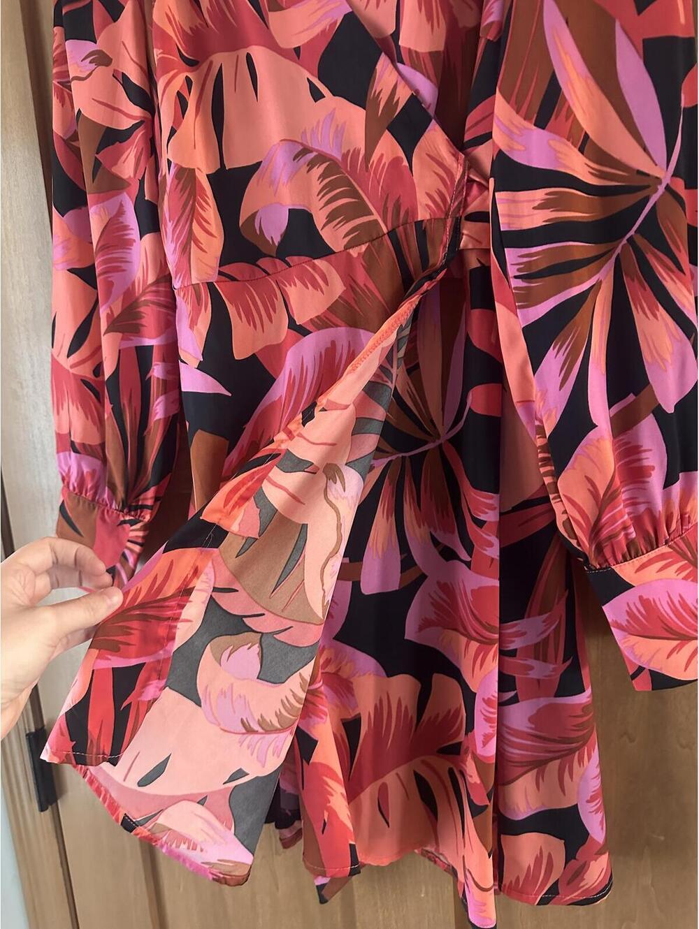 NWT Dress Forum Floral Wrap Mini Dress Pink Long Sleeve Women’s Medium - Picture 5 of 12
